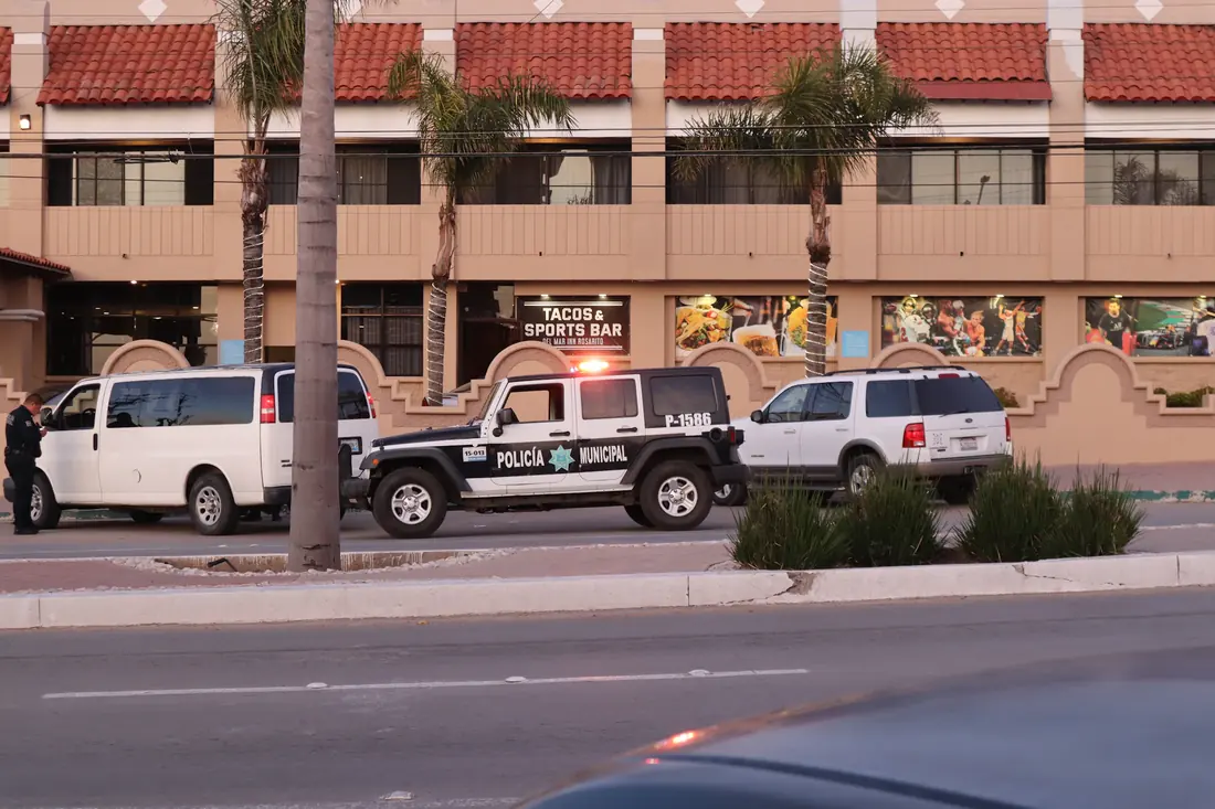 Patrulla de la policía municipal estacionada junto a otros vehículos en una avenida