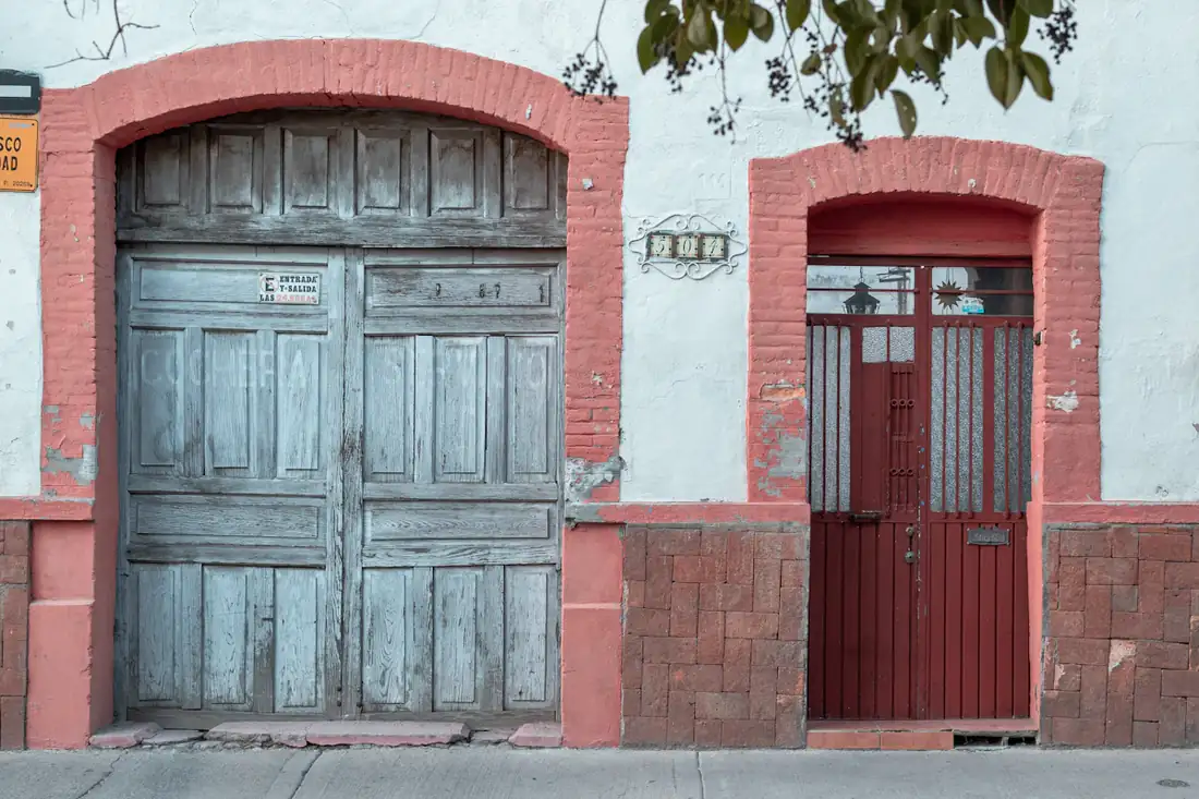 Fachada de una casa tradicional mexicana con puertas de madera